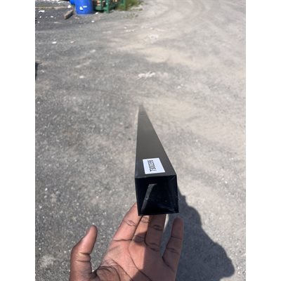POTEAU D'ALUMINIUM 2PO X 2PO X 106PO - NOIR POTEAU D'ALUMINIUM 2PO X 2PO X 106PO - NOIR