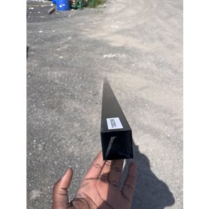 POTEAU D'ALUMINIUM 2PO X 2PO X 106PO - NOIR