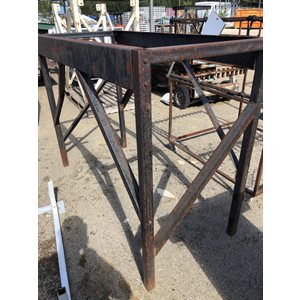 SUPPORT DE MÉTAL 69PO X 31PO X 52 PO